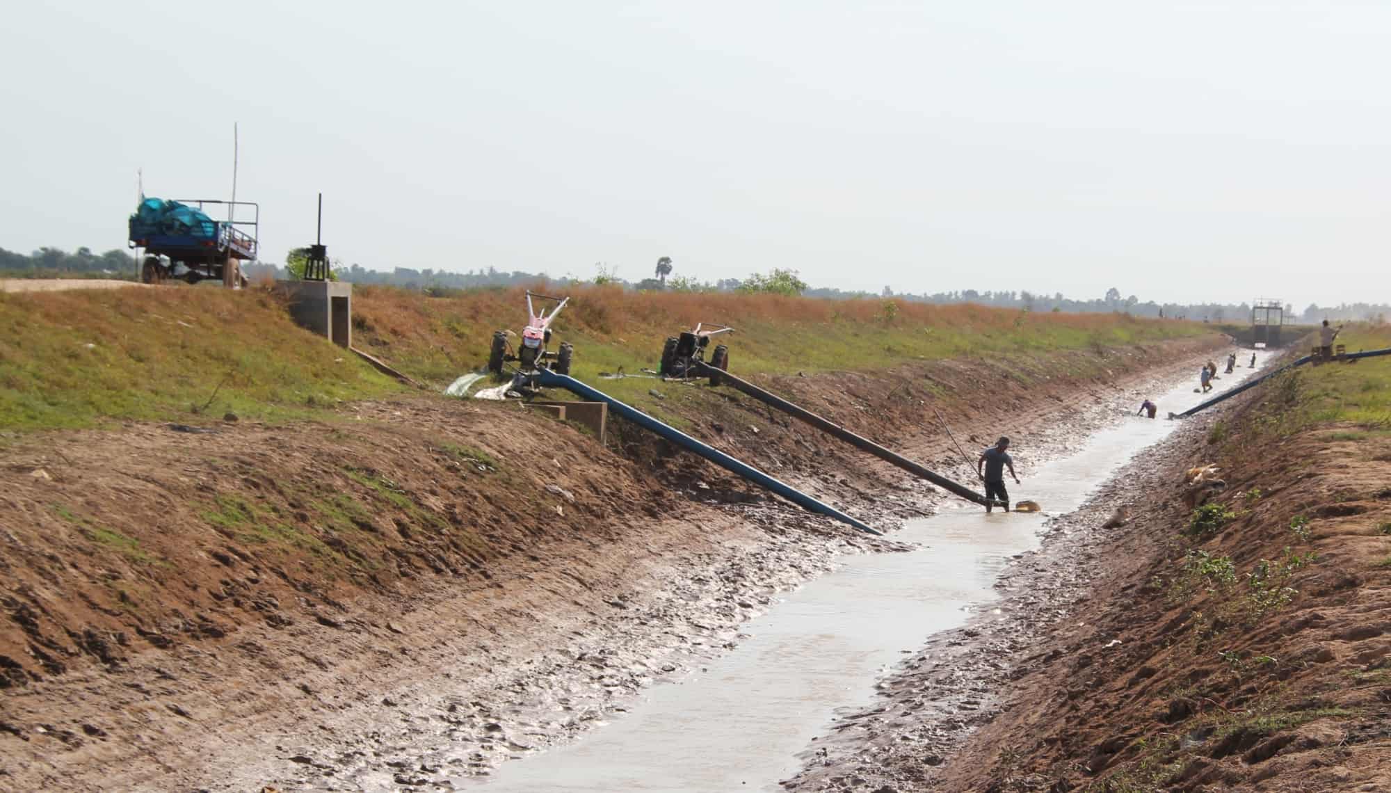 People working at pumping in dry season.